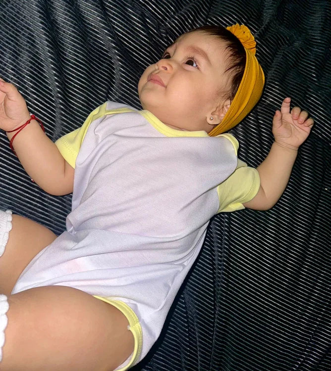 Body de BB Manga Corta Amarillo Acabado de Exportación, Personalizable con Sublimación, DTF, Serigrafía, Bordado y Vinyl. Hecho de Jersey Spun con Gamuza Pima Copy Copy Copy