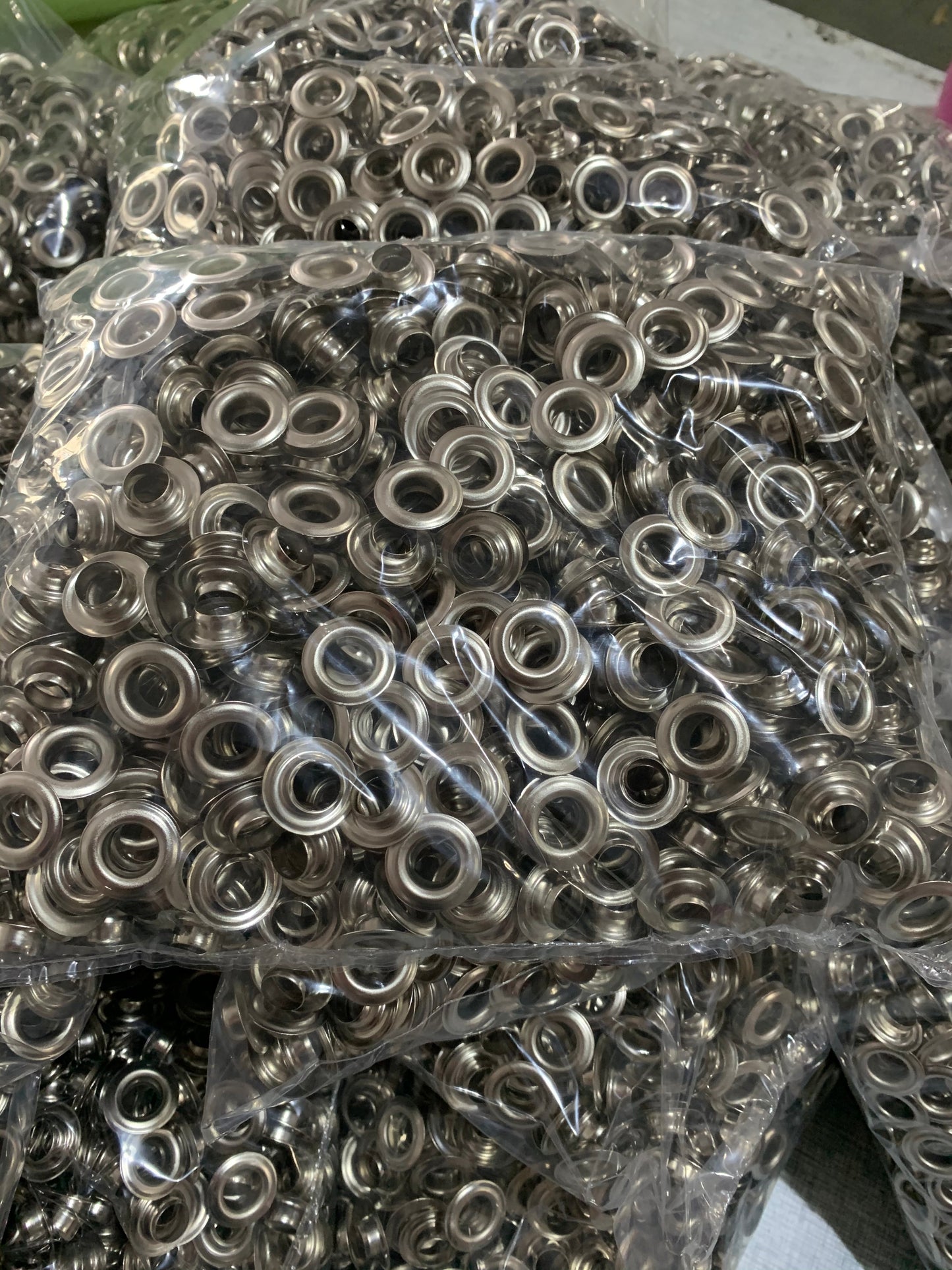 Buttonhole for manual eyelet machine