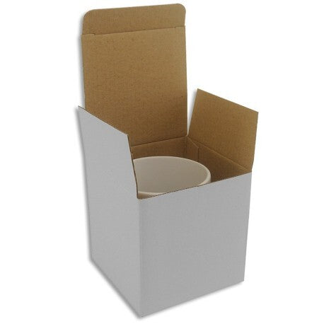 taza blanca con caja dentro